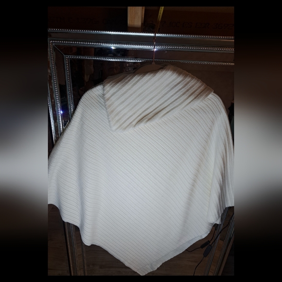 Poncho - Picture 3 of 8